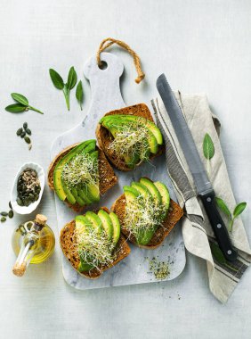 Tohumlu ev yapımı domatesli sandviç ve avokado, lahana ve kenevir tohumlarıyla servis edilen kurutulmuş domates. sağlıklı bir sabah kahvaltısı ya da atıştırmalık