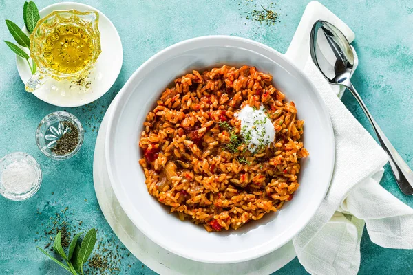 Risotto Mit Karamellisierten Zwiebeln Tomaten Und Kokoscreme Auf Einem Teller — Stockfoto