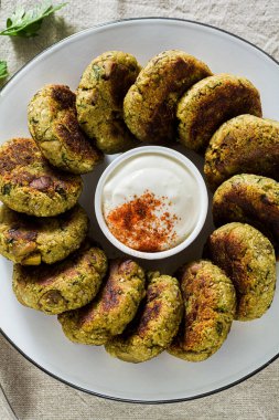 Yoğurt ve acı biber soslu nefis vejetaryen patlıcan pirzolası, İtalya 'nın Calabria bölgesinin mutfağı masanın üzerinde keten bir masa örtüsü.