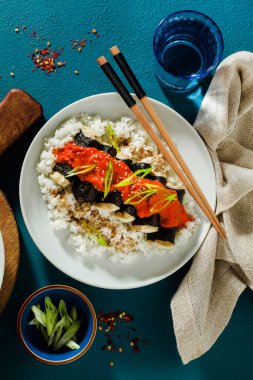 Domates, hindistan cevizi sosu ve suşi için pilav ile birlikte Norveç usulü kızarmış tofu. vegan modern mutfağı