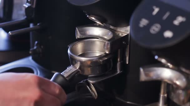Nahaufnahme Kaffeemaschinenhalter füllen. Espressomaschine. — Stockvideo