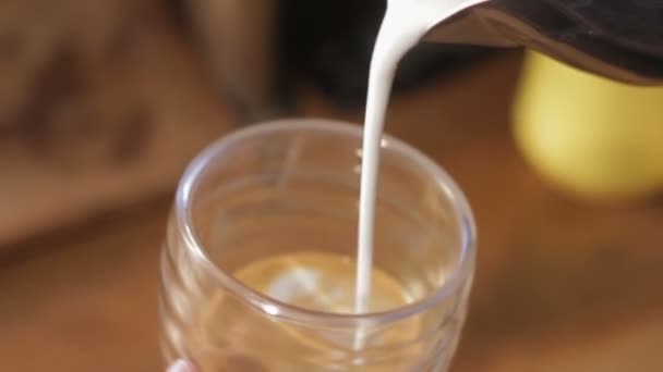 Κάνοντας τέχνη latte καφέ Barista. Ρίχνει γάλα σε καπουτσίνο. — Αρχείο Βίντεο