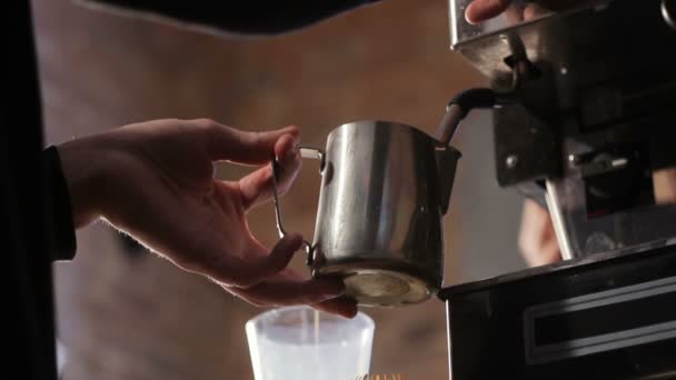 Close-up verse espresso giet in metalen beker, Italiaanse espressomachine. Professionele koffie. — Stockvideo