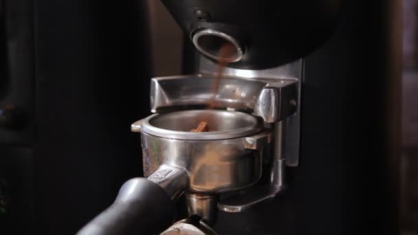Nahaufnahme Kaffeemaschinenhalter füllen. Espressomaschine. — Stockvideo