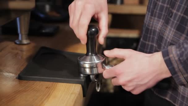 Herstellung von gemahlenem Kaffee mit Stampfen frischer Kaffee. professioneller Barista. — Stockvideo