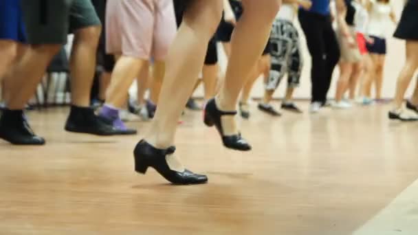 Pernas a dançar de perto. Dançarinos aprendendo novos movimentos. Mulher ensinando solo jazz swing dance . — Vídeo de Stock