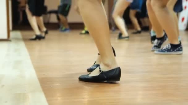 Looped vídeo of dancing legs close-up. Dançarinos aprendendo novos movimentos. Mulher ensinando solo jazz swing dance . — Vídeo de Stock