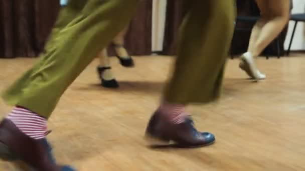 Dans eden bacaklar kapanır. Dansçılar salıncak festivalinde lindy hop dans gerçekleştirmek. — Stok video