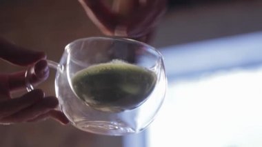 Matcha yeşil çay hazırlama Erkek el.