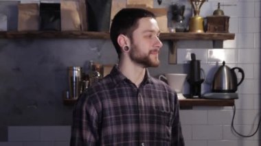 Beyaz barista portre gülümseyerek ve bar veya kahvehane içinde ayakta.