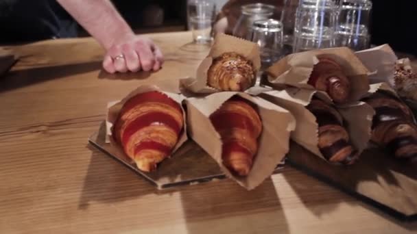 Čerstvě kryté croissanty na stole. — Stock video
