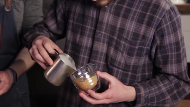 Barista maken koffie latte art. Gieten van melk in cappuccino. — Stockvideo