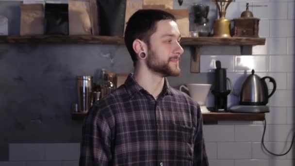 Retrato de barista caucasiano sorrindo e de pé dentro de bar ou café . — Vídeo de Stock