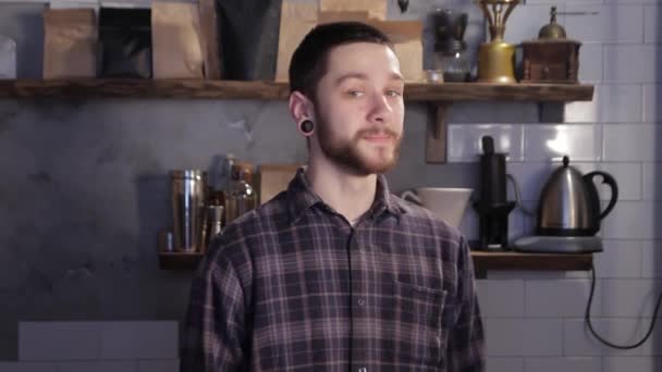 Sorridente uomo felice barista mostrando pollici in su gesto in piedi nel ristorante. Ritratto di un barista hipster sorridente in una caffetteria . — Video Stock