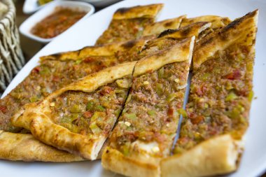 Türk pidesi, et, peynir ve sebzeli tuzlu ekmek
