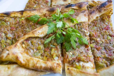 Türk pidesi, et, peynir ve sebzeli tuzlu ekmek