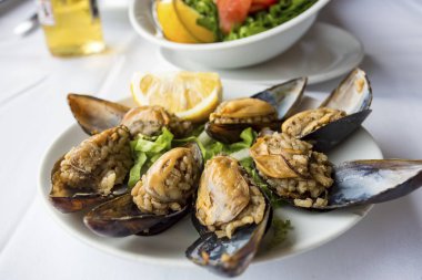 Doldurulmuş midye (midye dolma)