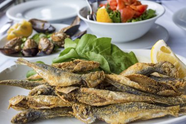 Limonlu ızgara balık ve yeşil salata.