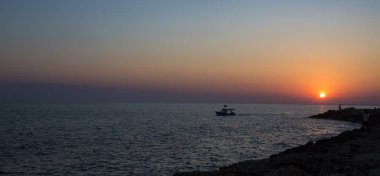 Denizin üzerinde güzel bir gün batımı