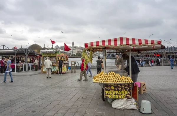 Istambul Turquia Fevereiro 2020 Vendedor Ferveu Milho Castanha Praça Sultanahmet — Fotografia de Stock