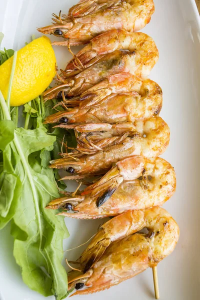 Grilled Shrimps Skewer Lemon Salad — Stok fotoğraf