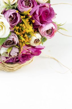 Beyaz arka planda sepetin içinde güzel çiçekler.