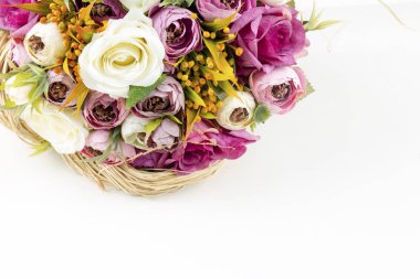 Beyaz arka planda sepetin içinde güzel çiçekler.