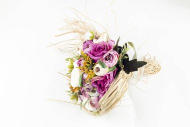 Beyaz arka planda sepetin içinde güzel çiçekler.