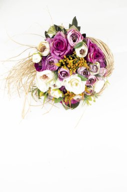 Beyaz arka planda sepetin içinde güzel çiçekler.