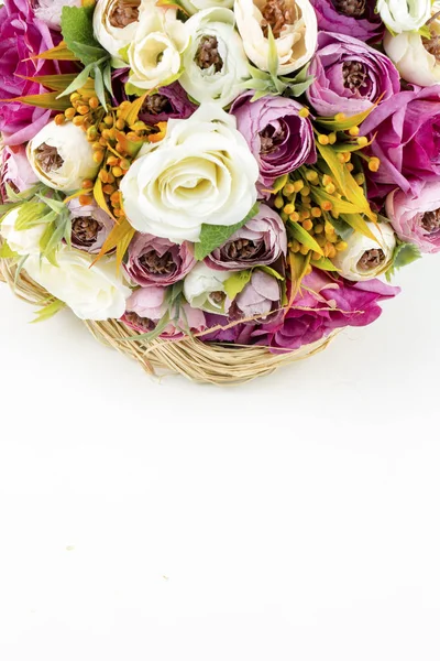 Bukiet Pięknych Kwiatów Koszyku Białym Tle — Zdjęcie stockowe