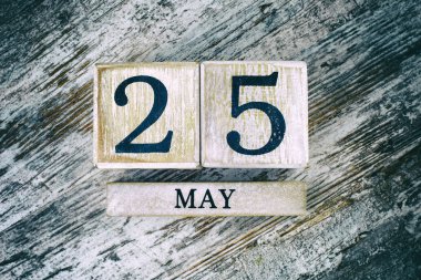 Tahta takvim, tarih 25 Mayıs.