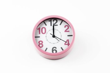 Beyaz bir arka plan üzerinde pembe saat