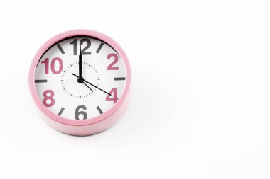Beyaz bir arka plan üzerinde pembe saat