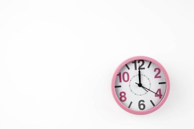 Beyaz bir arka plan üzerinde pembe saat