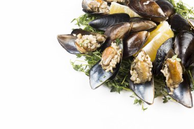 Doldurulmuş midye (midye dolma)