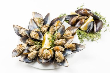 Doldurulmuş midye (midye dolma)