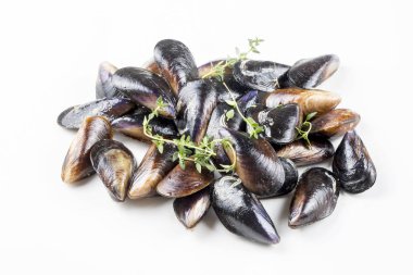 Doldurulmuş midye (midye dolma)