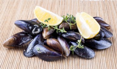 Doldurulmuş midye (midye dolma)