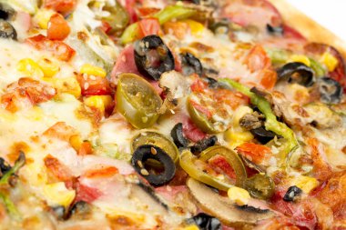 Beyaz arka planda pizza.