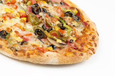Beyaz arka planda pizza.