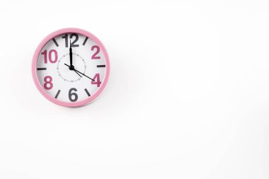 Beyaz arkaplanda pembe saat
