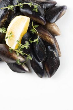 Doldurulmuş midye (midye dolma)