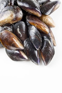 Doldurulmuş midye (midye dolma)