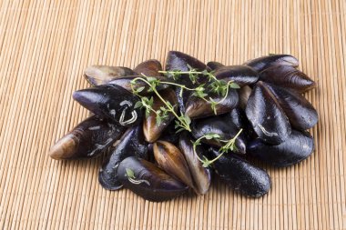 Doldurulmuş midye (midye dolma)