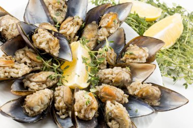 Limonlu taze istiridye ve beyaz arka planda sarımsak.