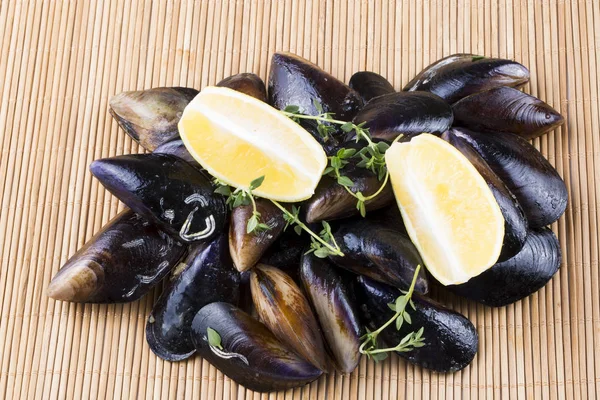 Doldurulmuş midye (midye dolma)