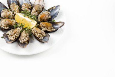 Midye dolması; midye dolma