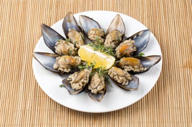 Midye dolması; midye dolma