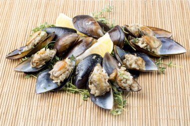 Midye dolması; midye dolma