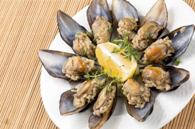 Midye dolması; midye dolma